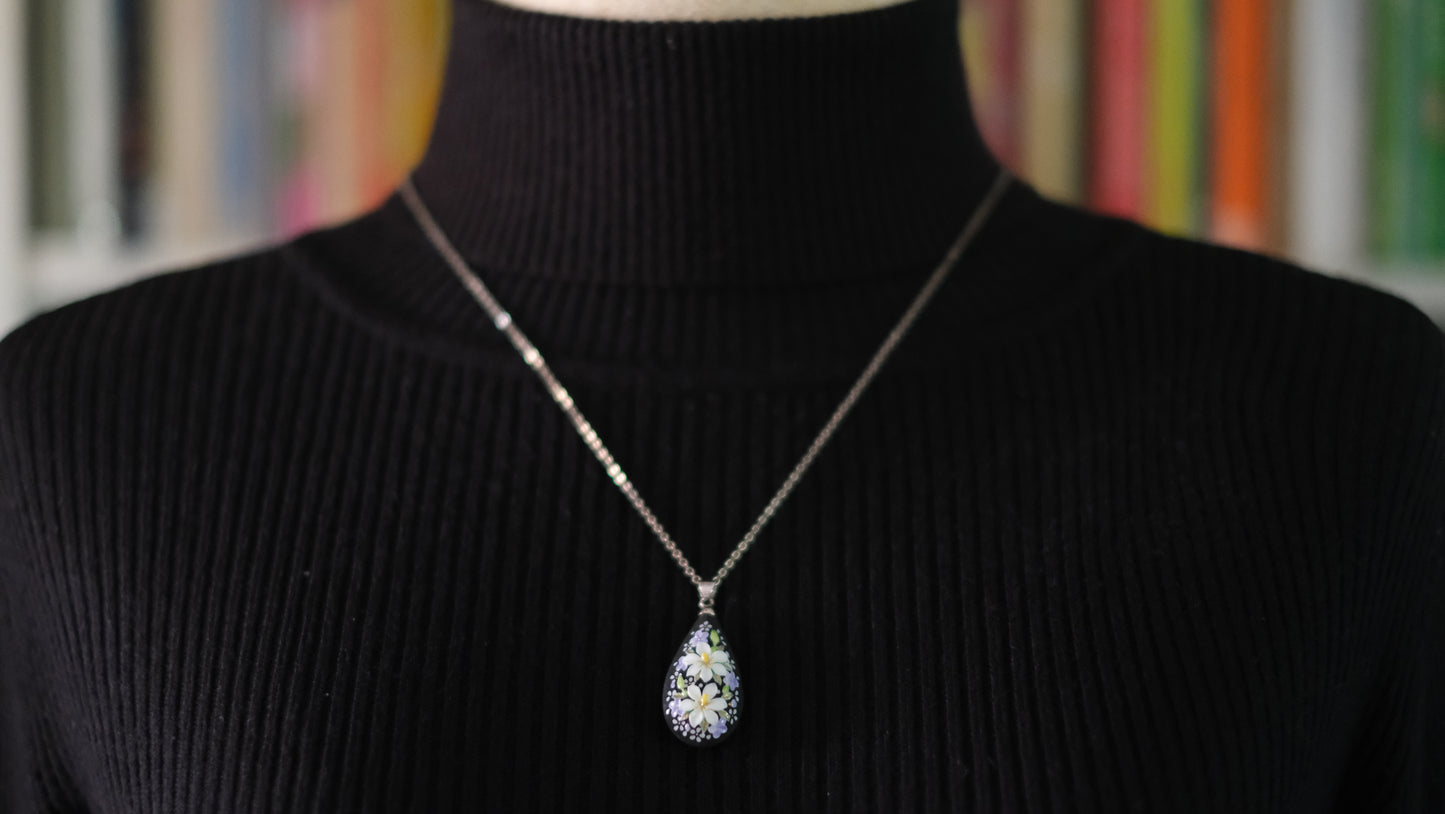 Vintage Toshikane Japan 2-Sided Porcelain Floral Teardrop Pendant Necklace – Hand-Painted Black & White Blossom Motif