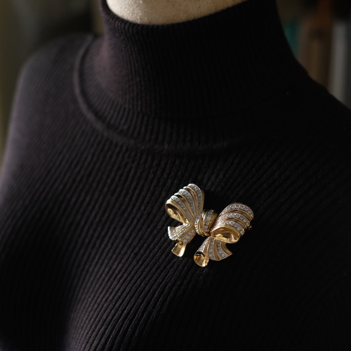 ❤️ Vintage Gold Tone Rhinestone Sculptural Bow Brooch Large Dimensional Ribbon Pin