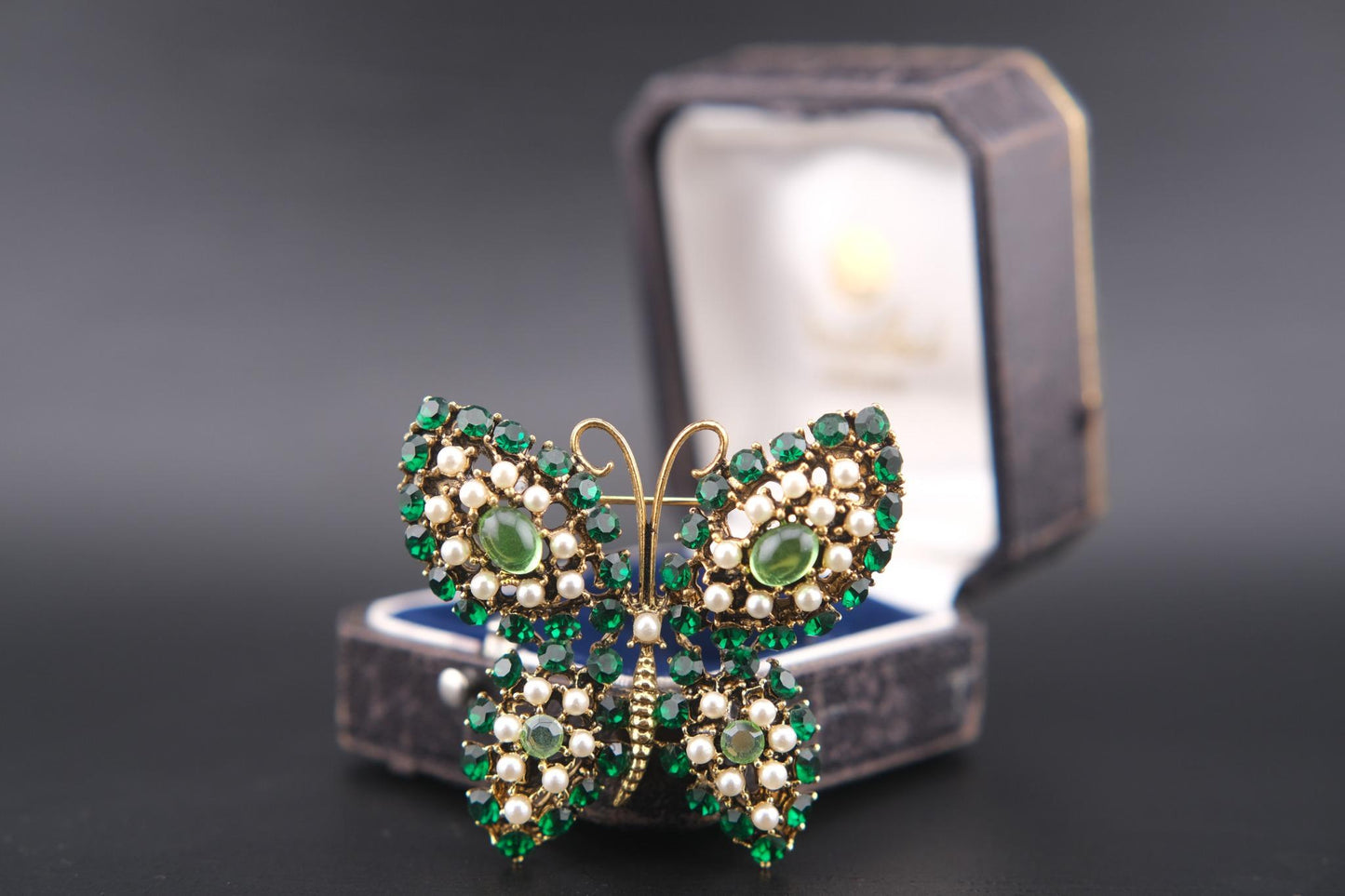 Vintage Weiss Butterfly Brooch – Green Rhinestones & Faux Pearls in Gold Tone