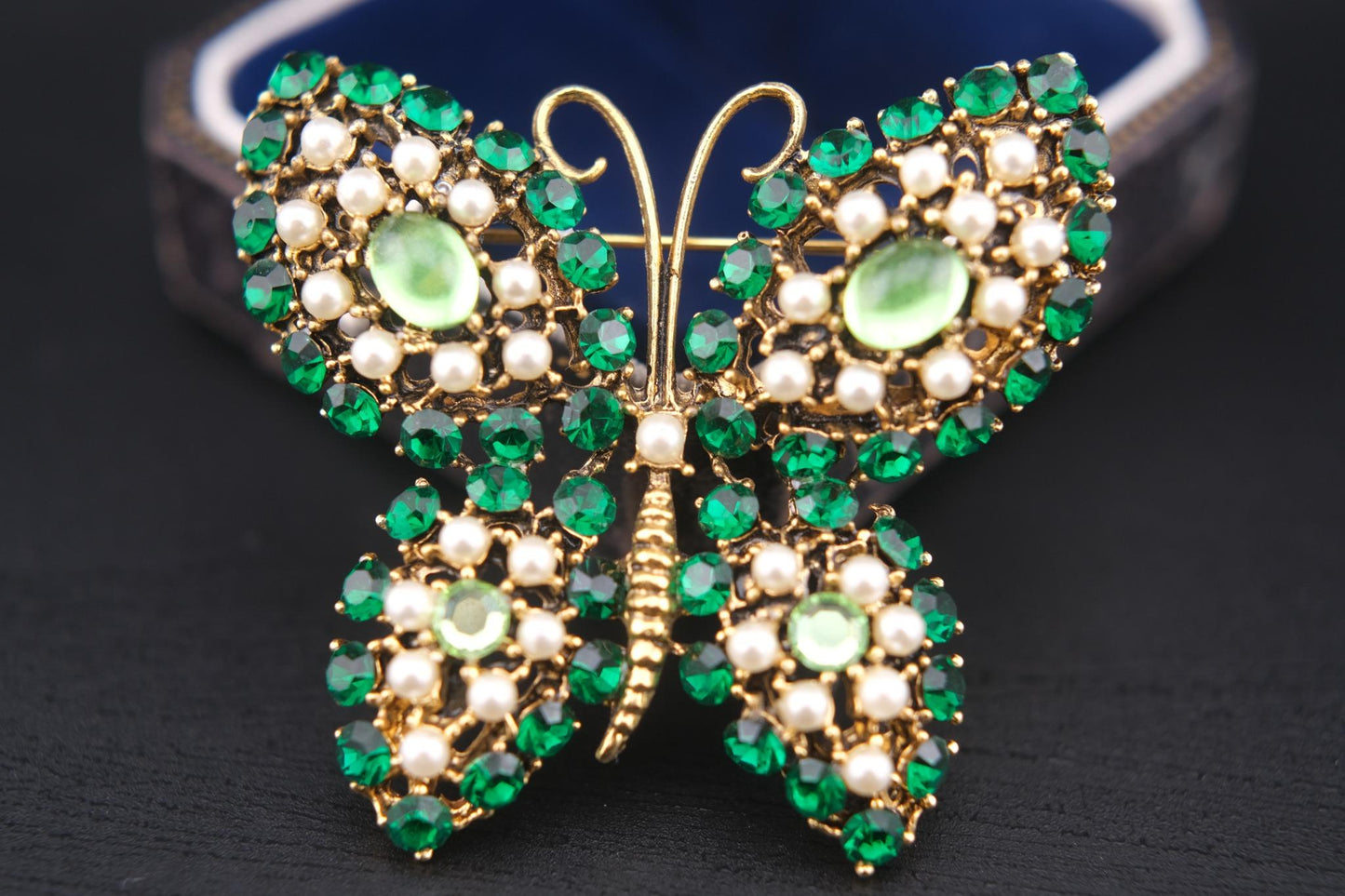 Vintage Weiss Butterfly Brooch – Green Rhinestones & Faux Pearls in Gold Tone