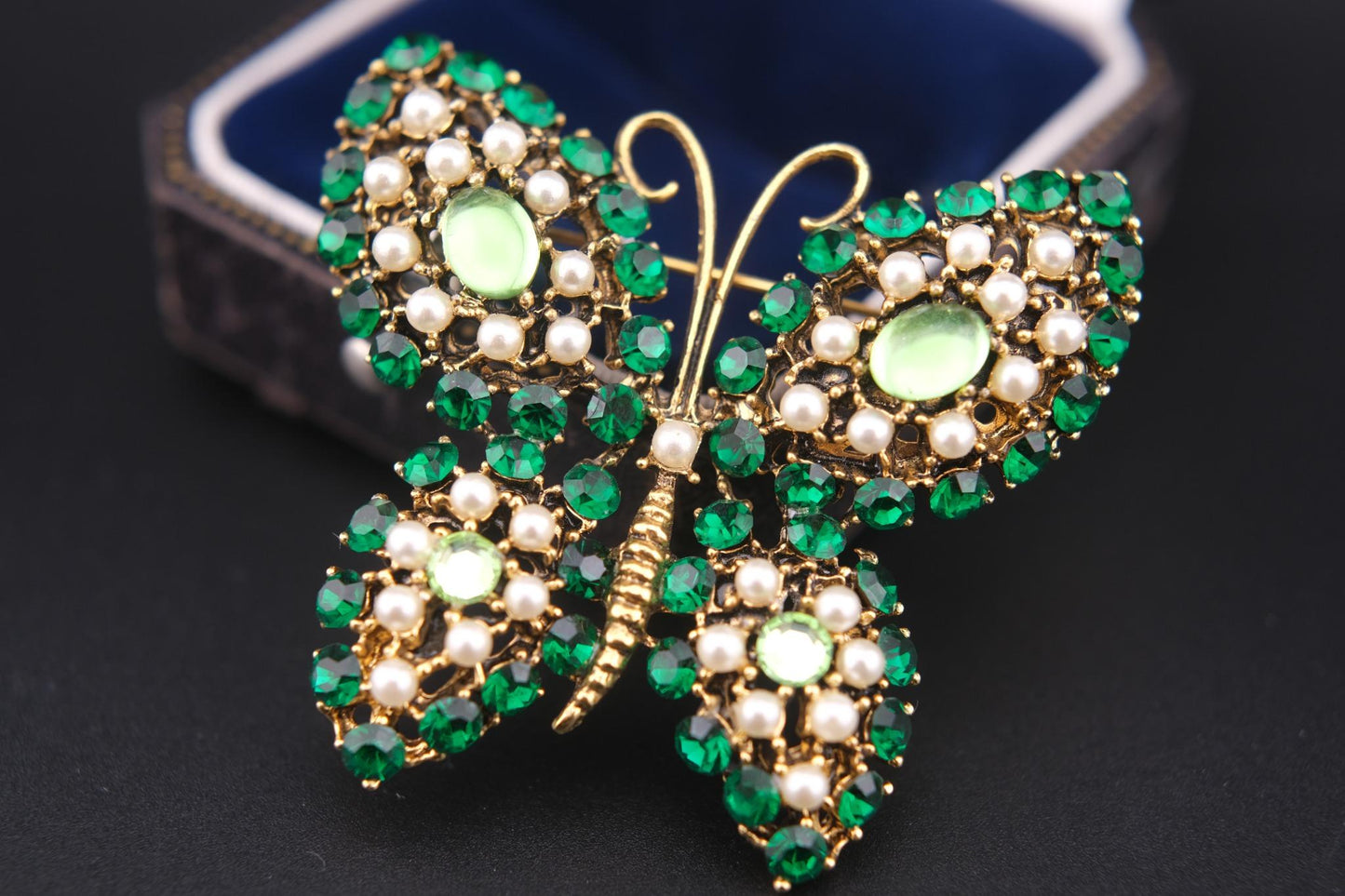 Vintage Weiss Butterfly Brooch – Green Rhinestones & Faux Pearls in Gold Tone