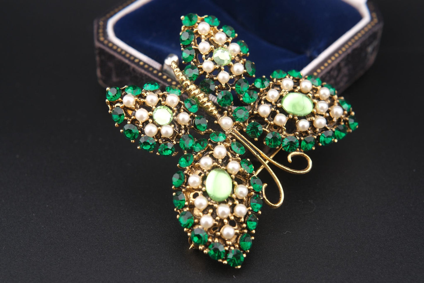 Vintage Weiss Butterfly Brooch – Green Rhinestones & Faux Pearls in Gold Tone