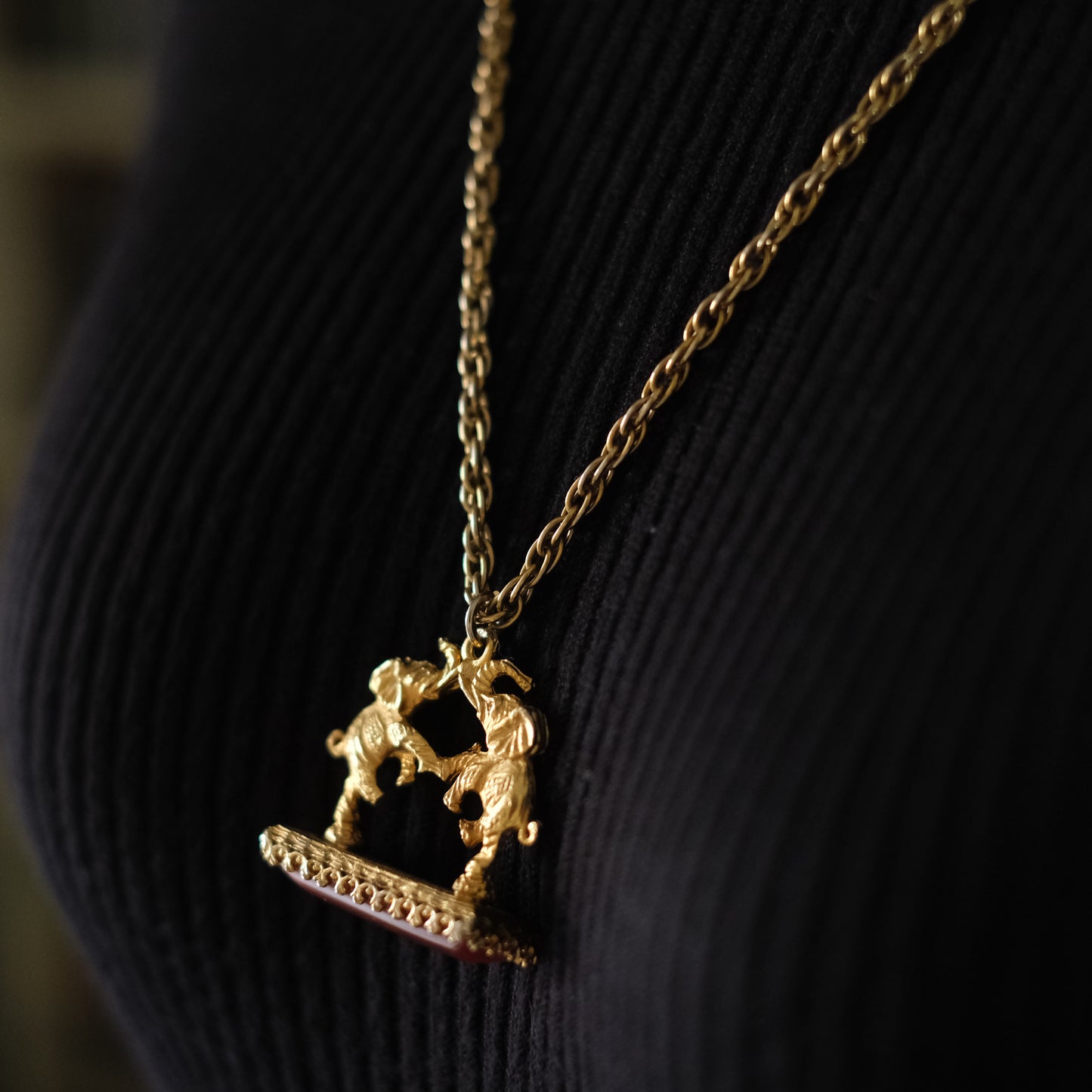 ❤️ Vintage Gold-Tone Elephant Pendant Necklace with Carnelian Bar Accent