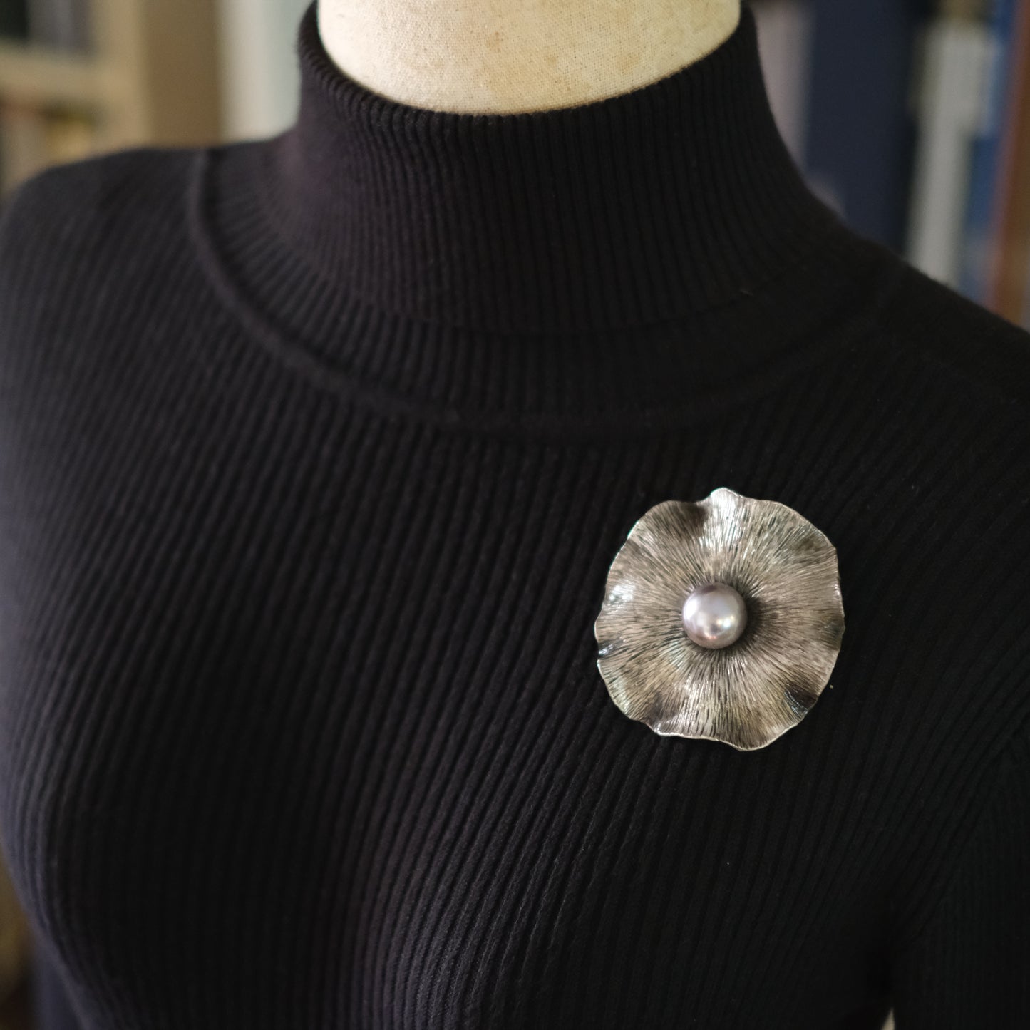 ❤️ Vintage Sculptural Flower Brooch Silver Tone Gray Pearl 2.25"