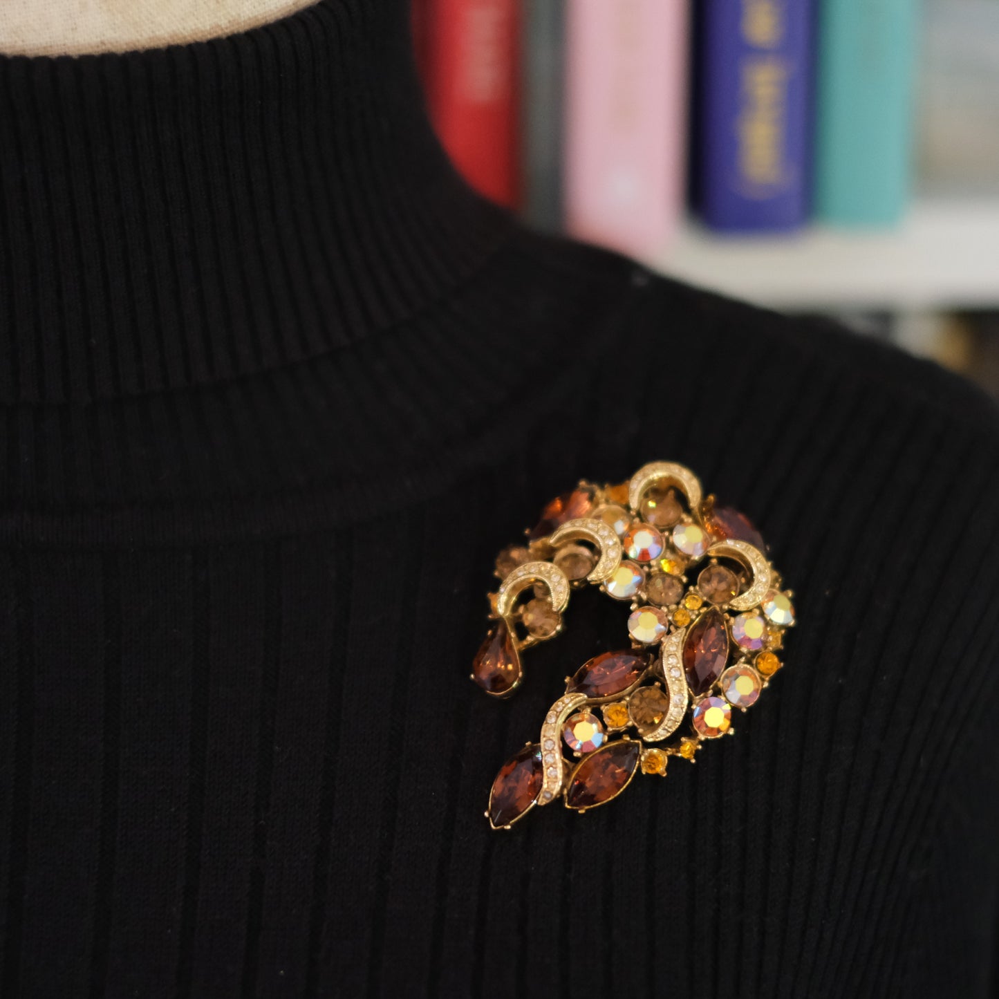 ❤️ Vintage Sphinx Amber Rhinestone Sculptural Brooch