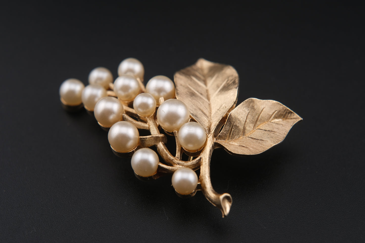 π Vintage Crown Trifari Faux Pearl Grape Cluster Brooch β Gold Tone with Leaf Detail