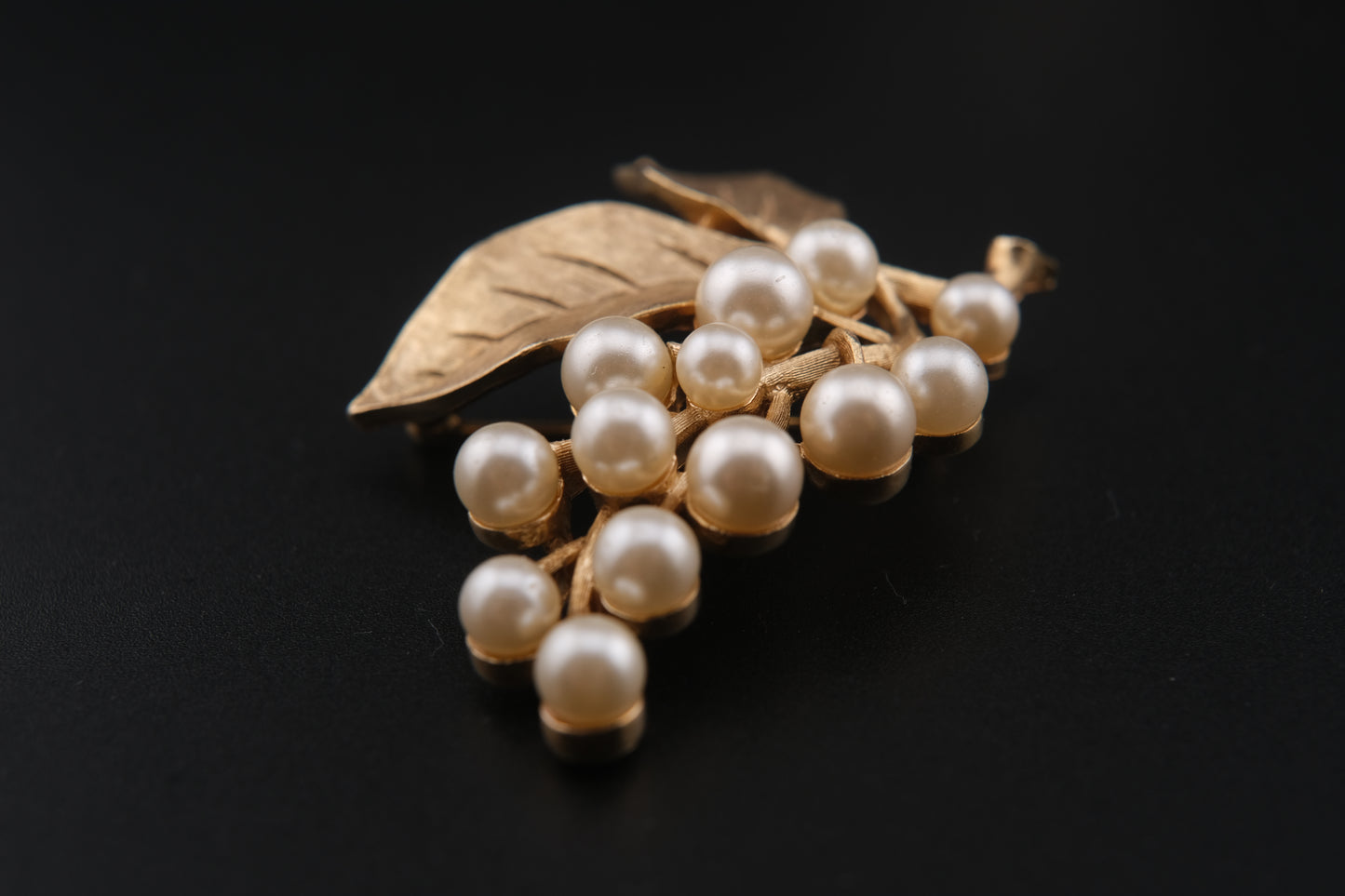 π Vintage Crown Trifari Faux Pearl Grape Cluster Brooch β Gold Tone with Leaf Detail