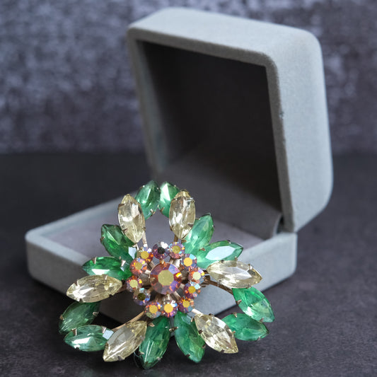 ❤️ Vintage Green & Champagne Rhinestone Floral Wreath Brooch Gold Tone