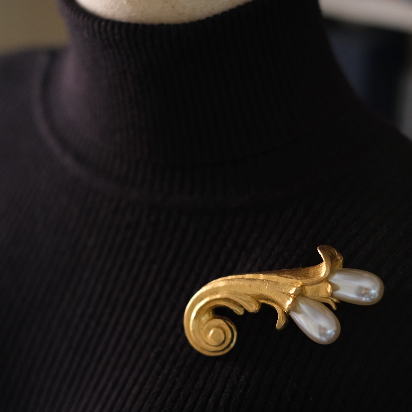 ❤️ Vintage Kenzo Gold Tone Pearl Brooch Sculptural 3"