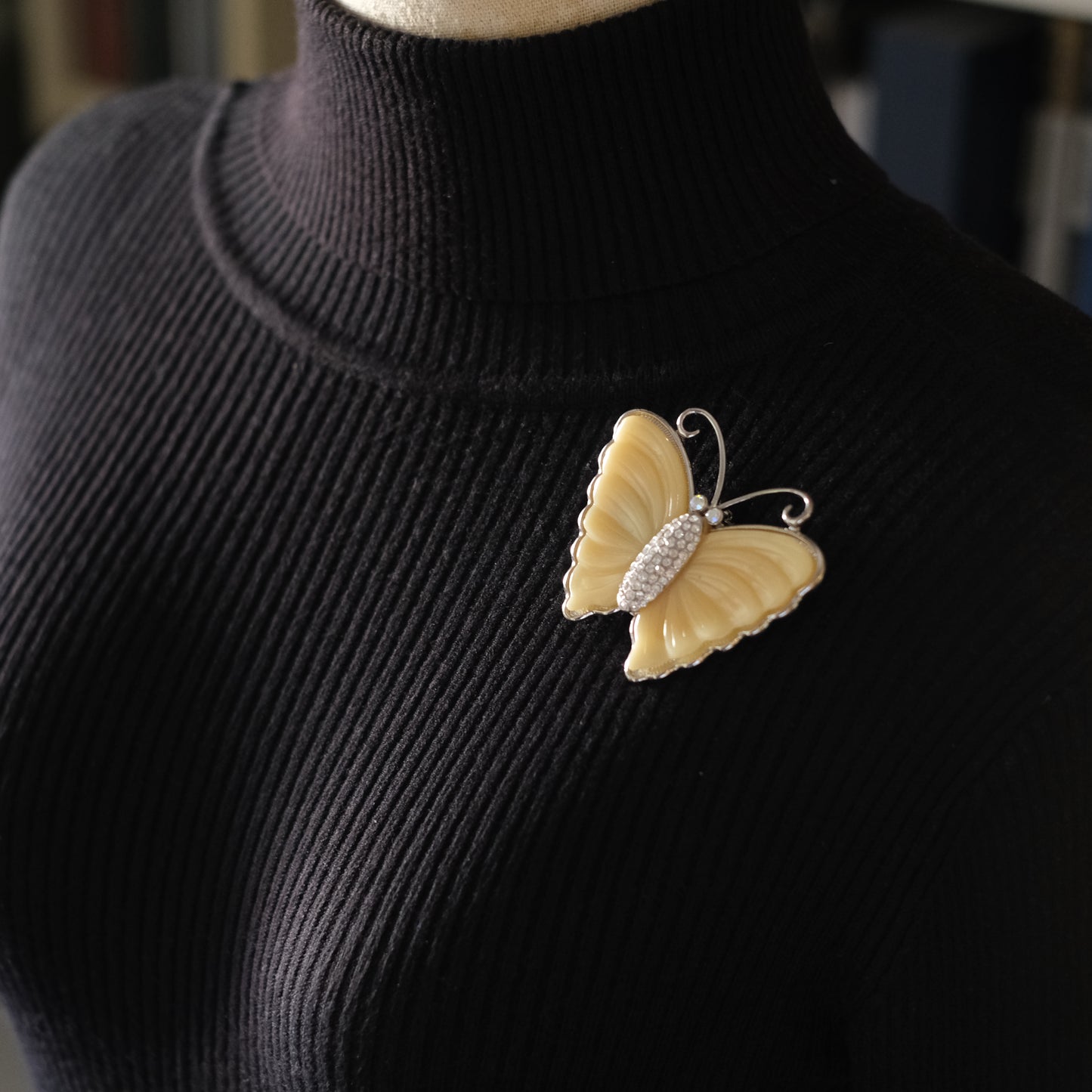 ❤️ Vintage Butterfly Brooch – Silver-Tone with Cream Resin Wings & Rhinestone Body