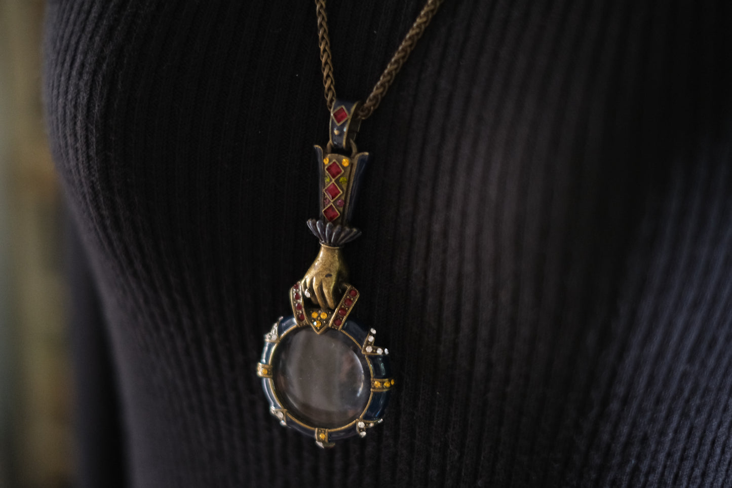Vintage Sweet Romance USA Hand-Holding Loupe Pendant Necklace