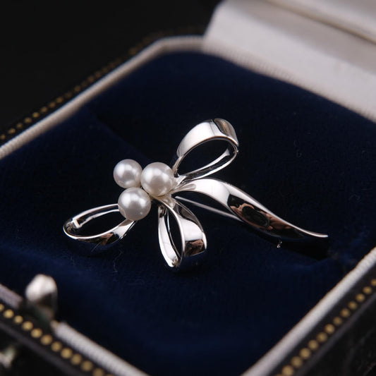 ❤️ Vintage Mikimoto Bow Brooch – Sterling Silver with Akoya Pearls
