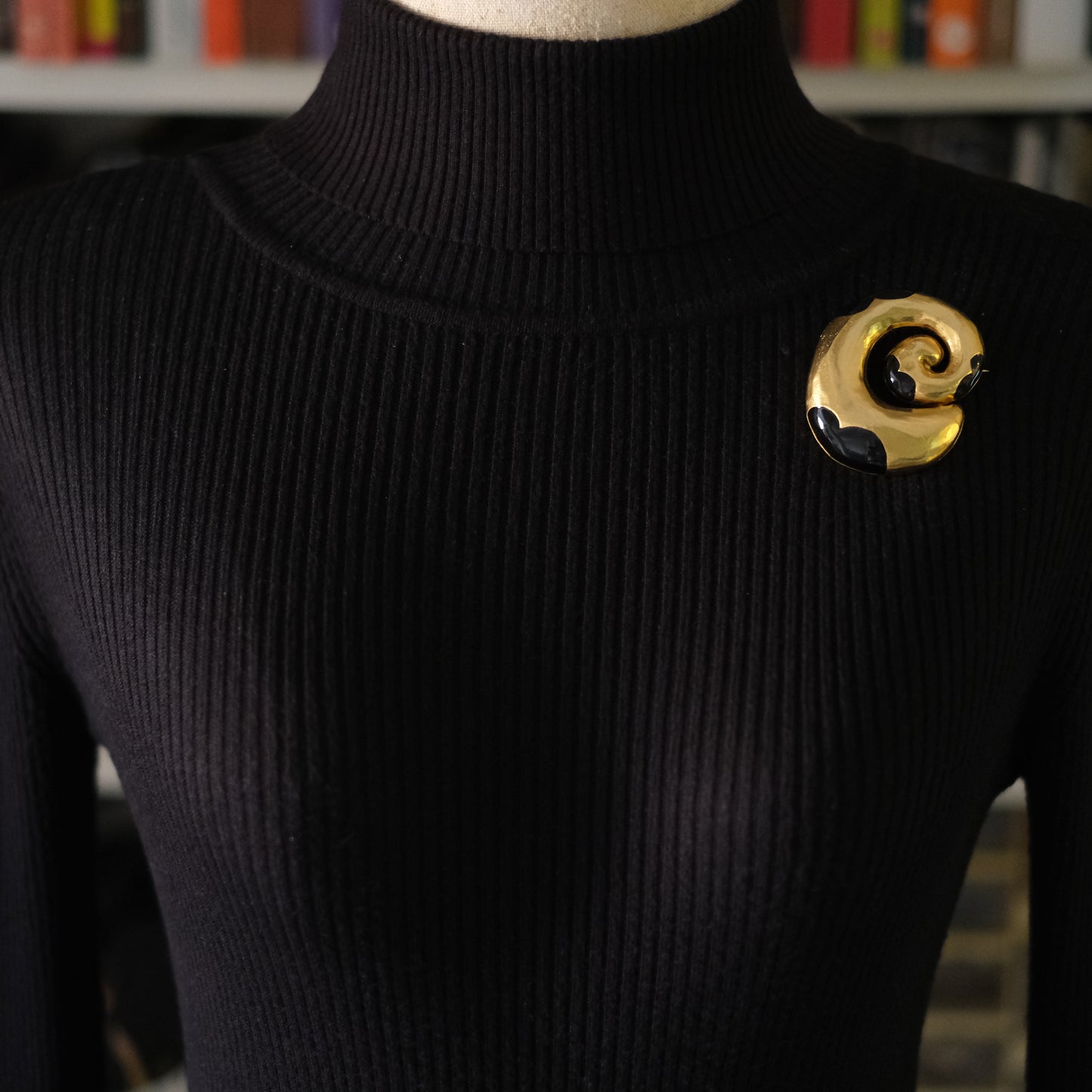 ❤️ Vintage Sevenseas Sculptural Spiral Brooch – Gold Tone with Black Enamel Accent
