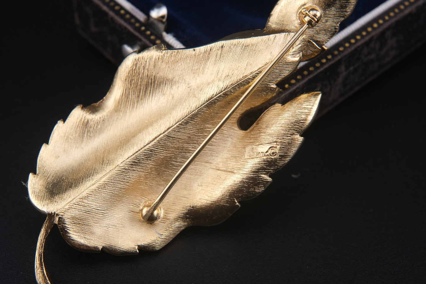 Vintage Crown Trifari Leaf Brooch – Gold-Tone Textured & Polished Finish