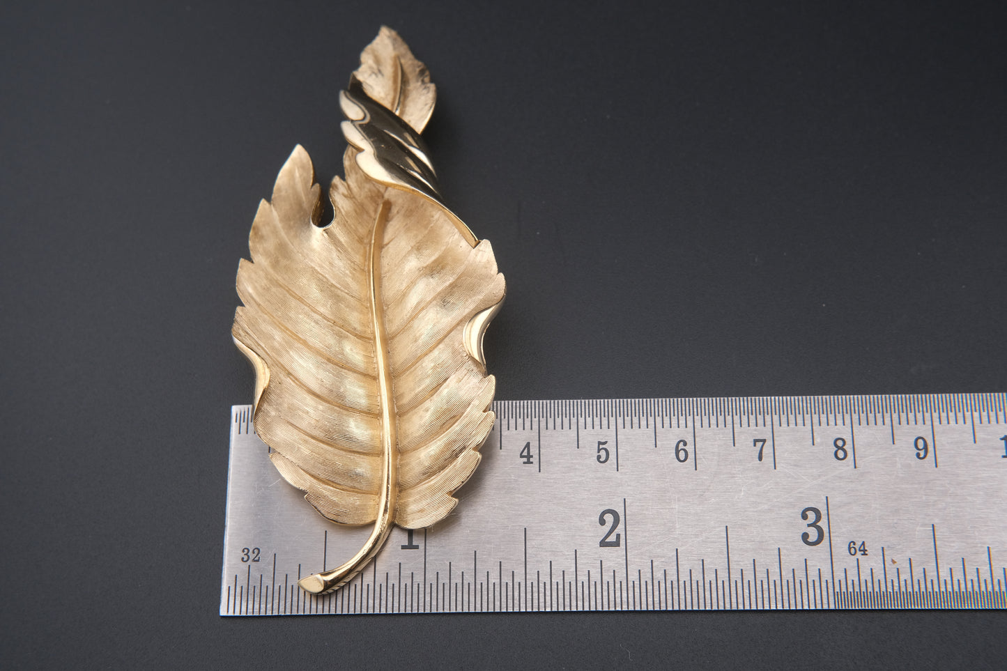 Vintage Crown Trifari Leaf Brooch – Gold-Tone Textured & Polished Finish