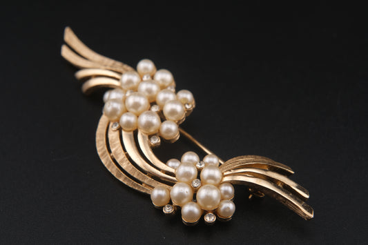 Vintage Crown Trifari Faux Pearl Brooch – Gold-Tone Swirl with Rhinestone Accents (1950s–60s)