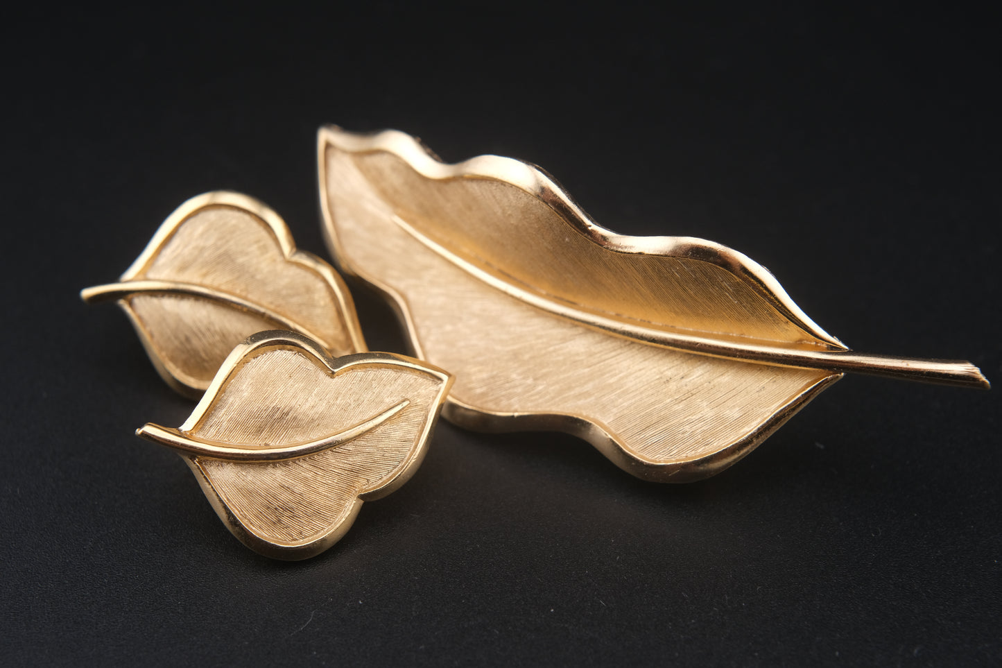 Crown Trifari Leaf Brooch and Earrings Set – Gold-Tone Textured Finish (c.1950s–1960s)