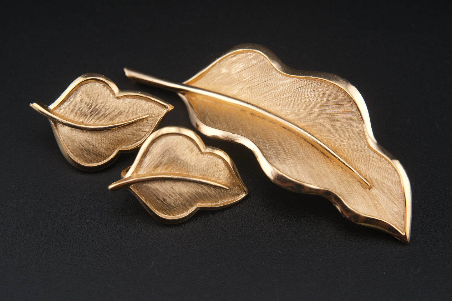 Crown Trifari Leaf Brooch and Earrings Set – Gold-Tone Textured Finish (c.1950s–1960s)