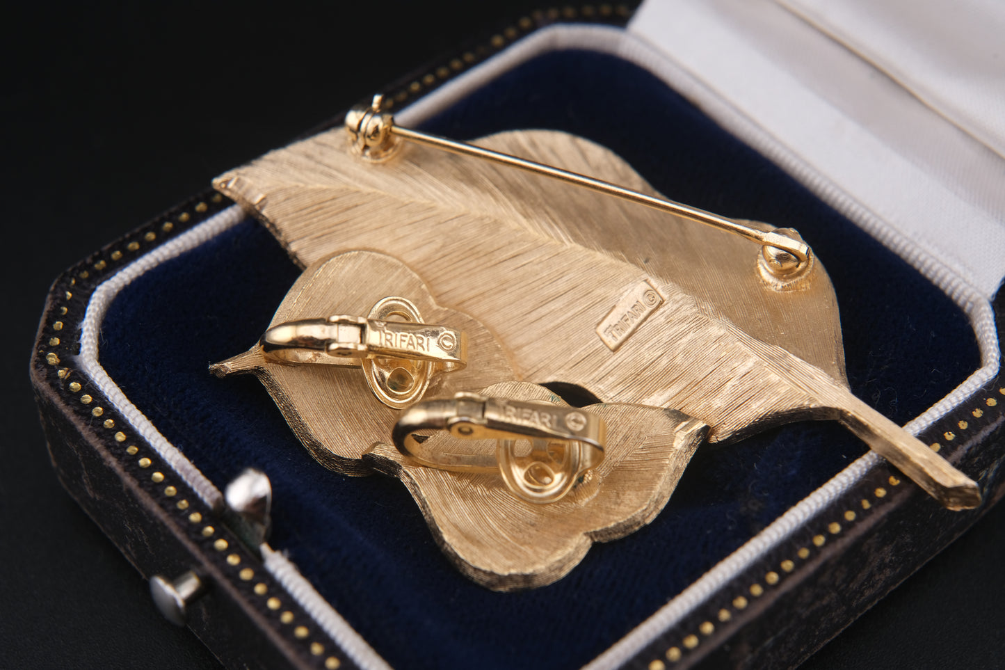 Crown Trifari Leaf Brooch and Earrings Set – Gold-Tone Textured Finish (c.1950s–1960s)