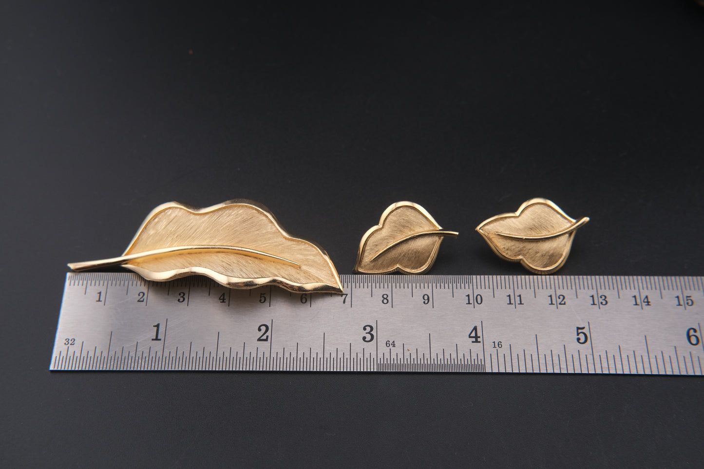 Crown Trifari Leaf Brooch and Earrings Set – Gold-Tone Textured Finish (c.1950s–1960s)
