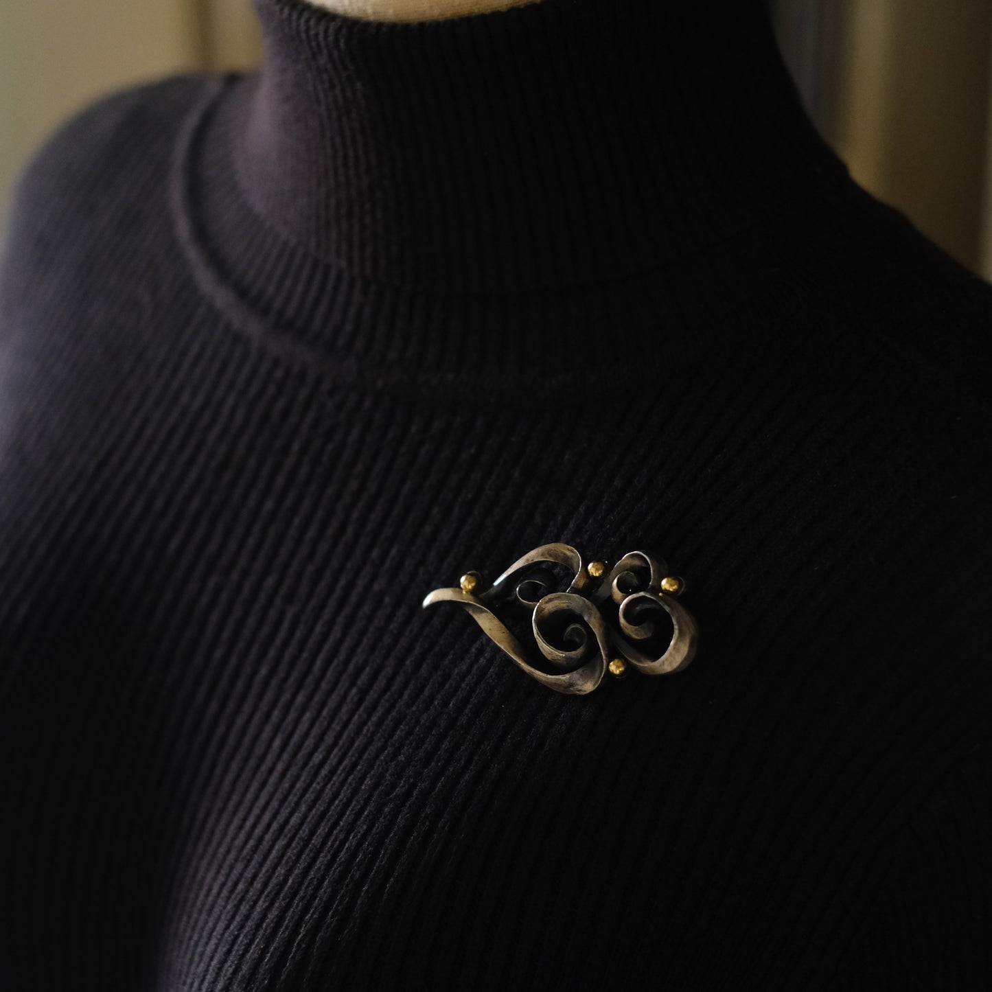 ❤️ Vintage Jean Louis Scherrer Sculptural Swirl Brooch – Silver Tone with Gold Accent – Signed