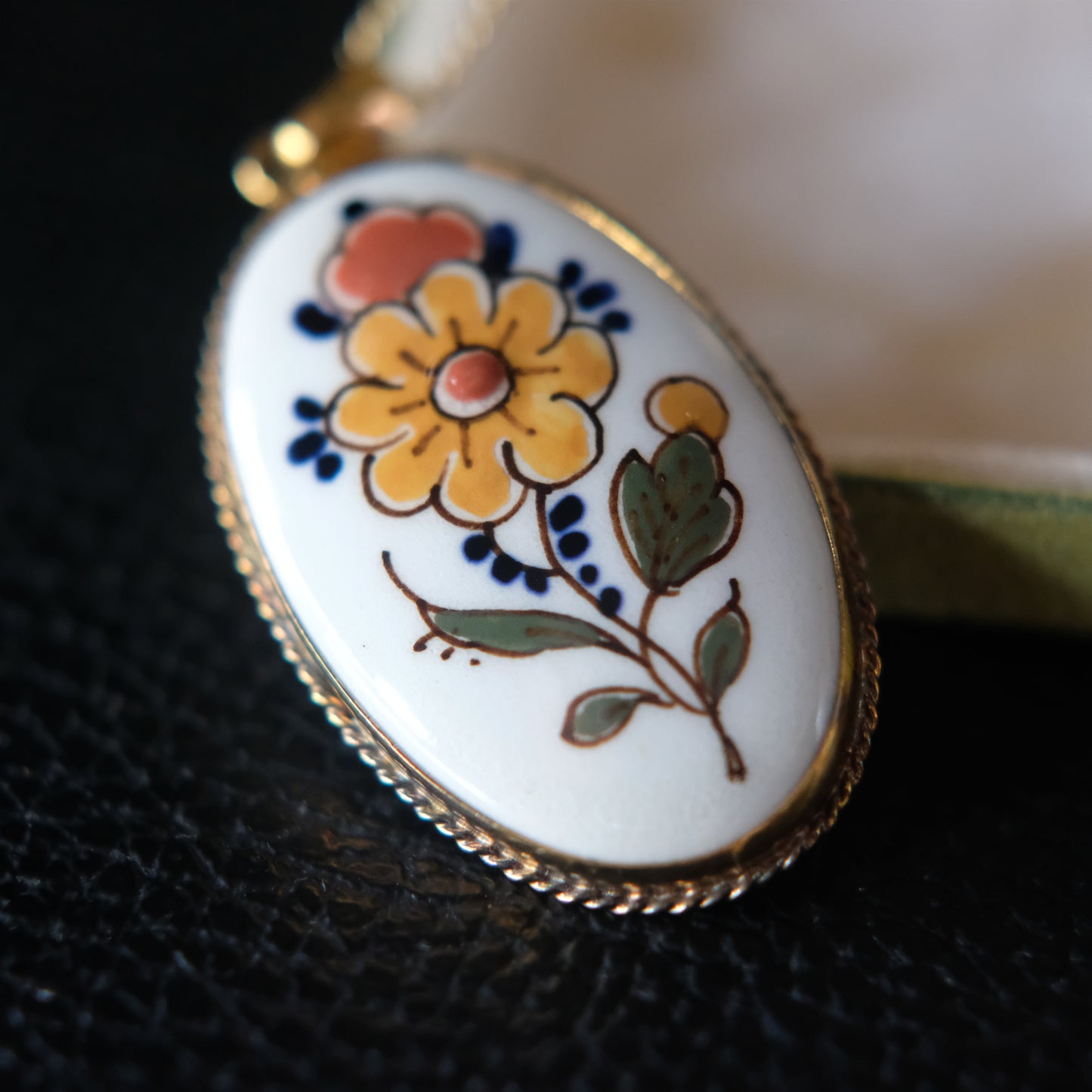 Vintage Hand-Painted Delft Floral Porcelain Pendant Necklace – Oval Gold-Tone Frame