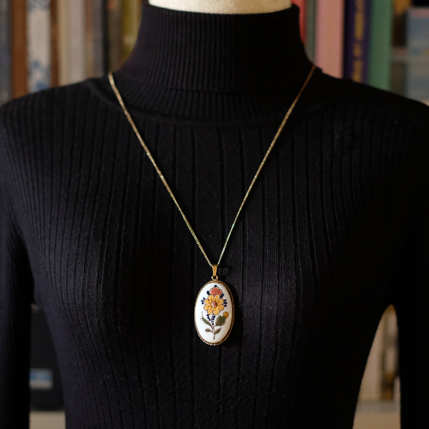 Vintage Hand-Painted Delft Floral Porcelain Pendant Necklace – Oval Gold-Tone Frame