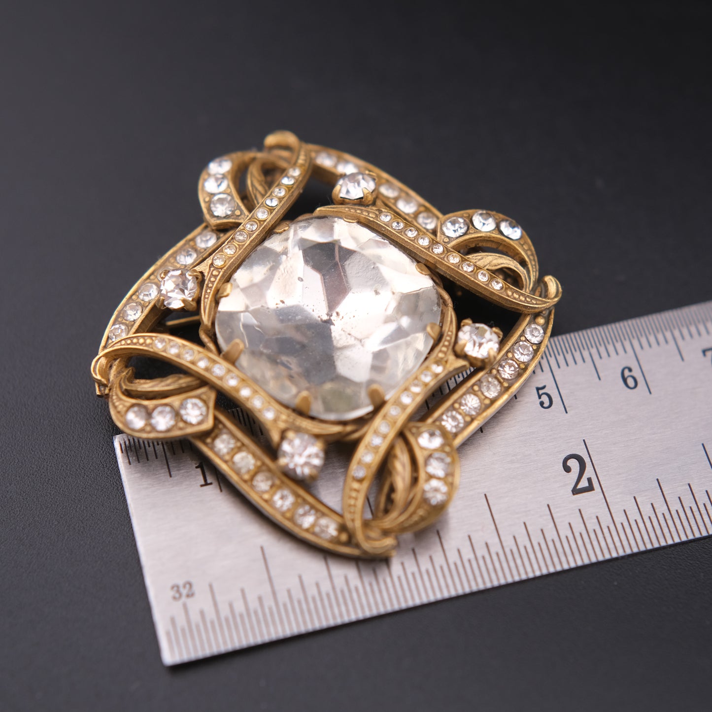 ❤️ Vintage Gold-Tone Rhinestone Brooch with Large Faceted Crystal Center, Sculptural Ribbon Design