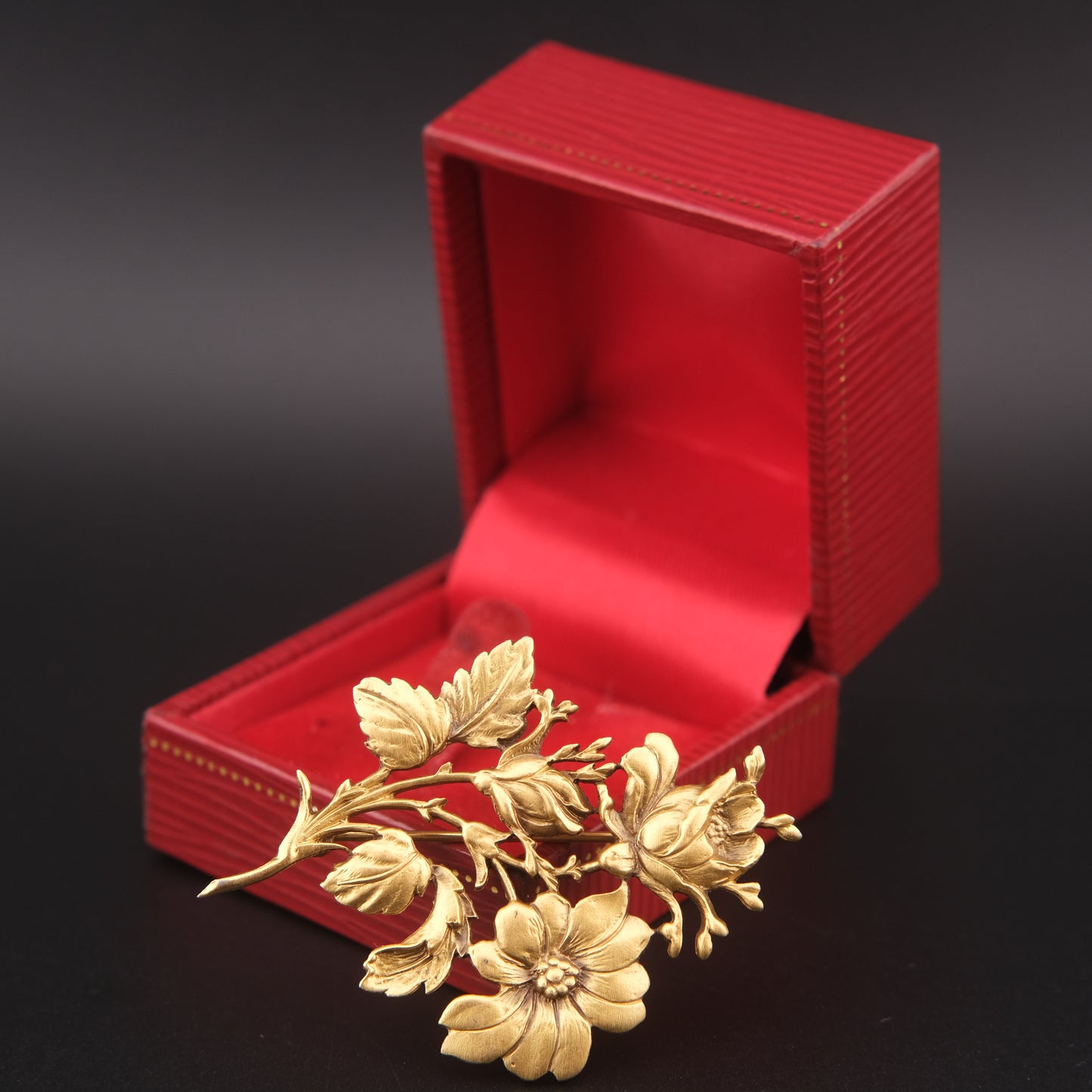 Vintage Gold-Tone Floral Brooch – Textured Flower & Leaf Design