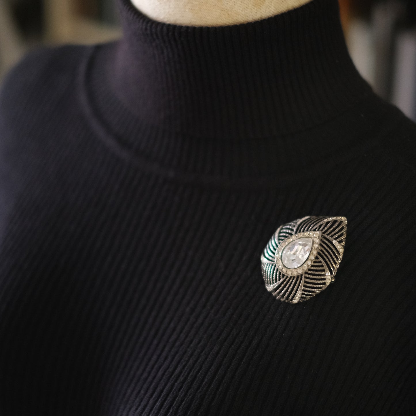 ❤️ Vintage Carolee Rhinestone Swirl Brooch with Teardrop Crystal
