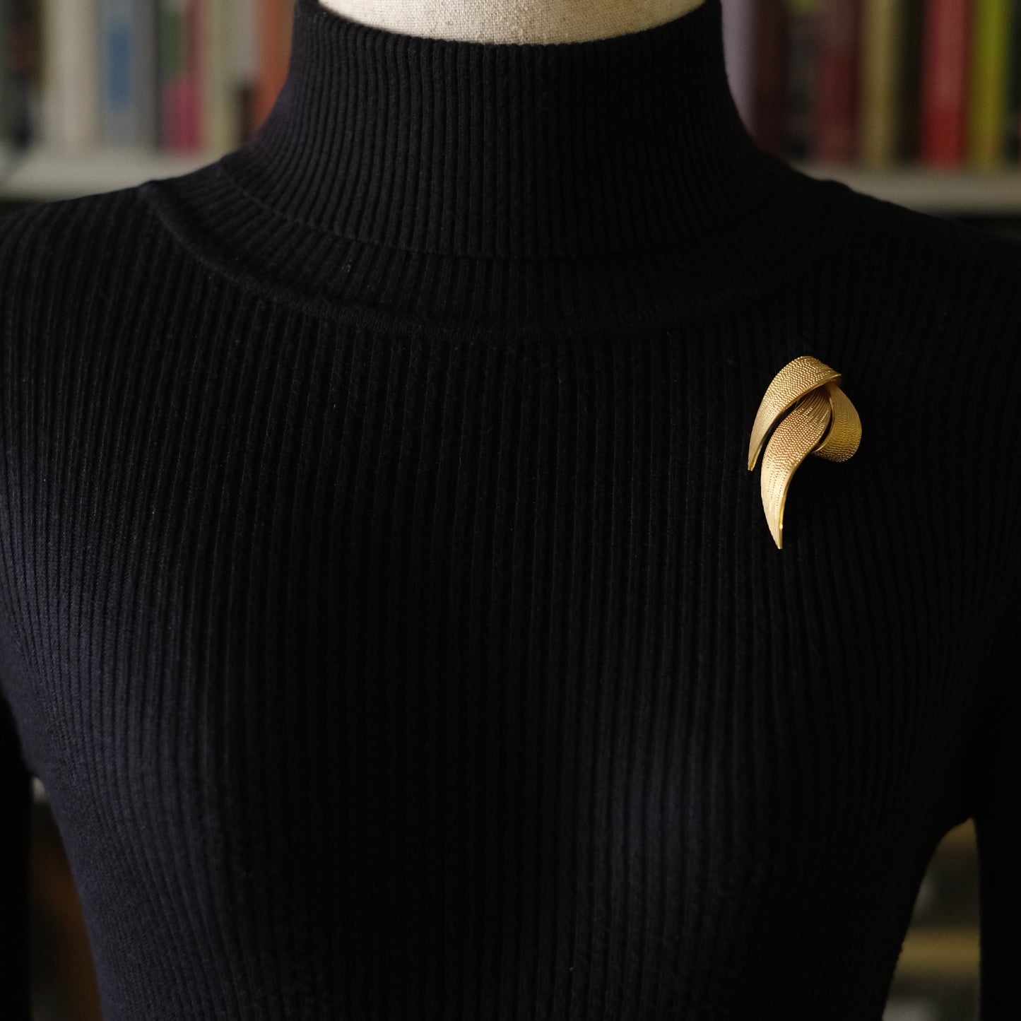 ❤️ Vintage Grossé Germany Textured Gold-Tone Sculptural Ribbon Brooch