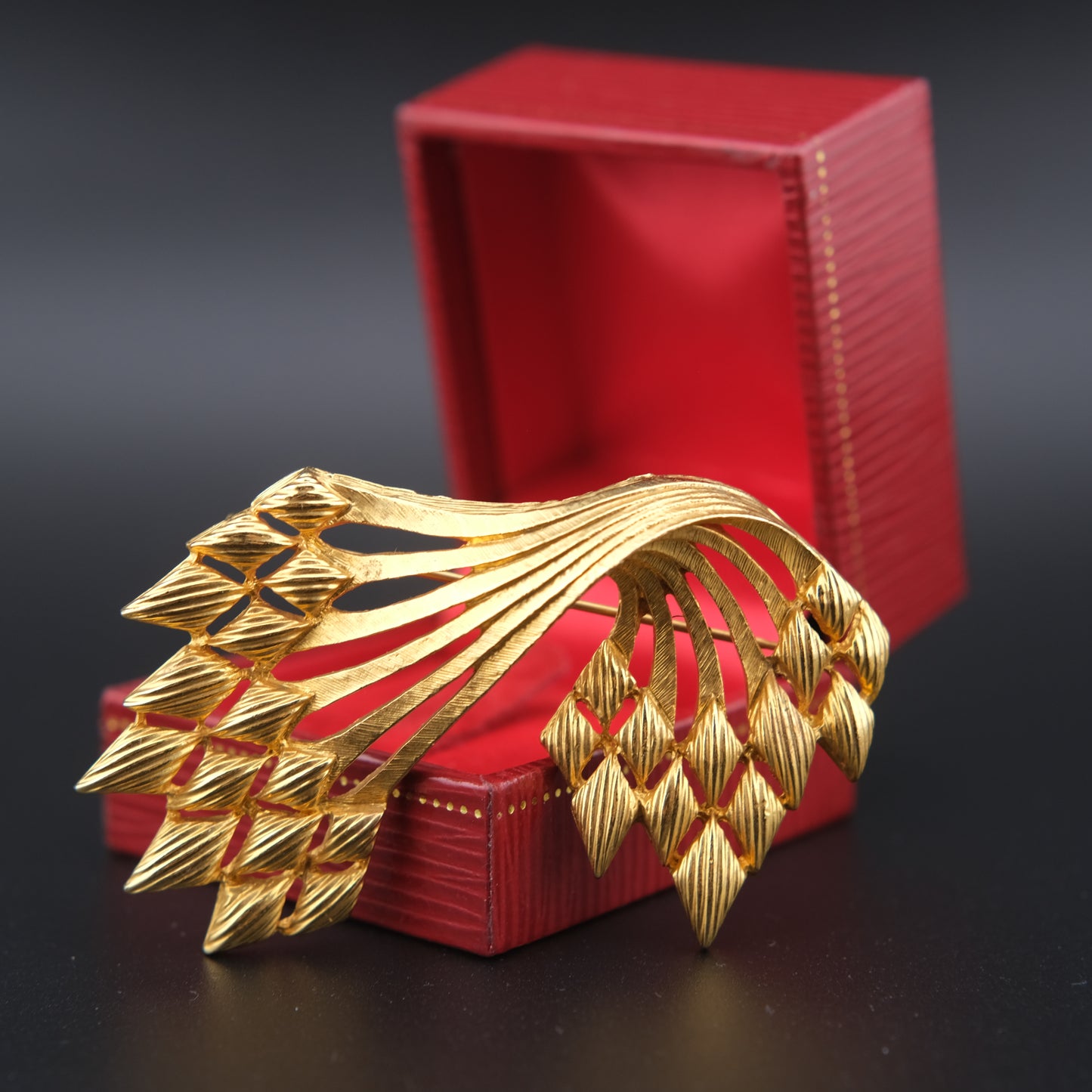 Sculptural Gold-Tone Monet Brooch – Fan Spray Textured Design