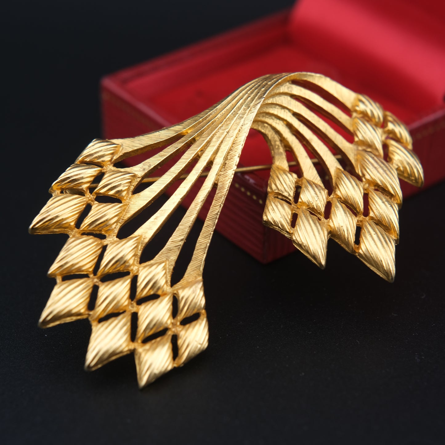 Sculptural Gold-Tone Monet Brooch – Fan Spray Textured Design
