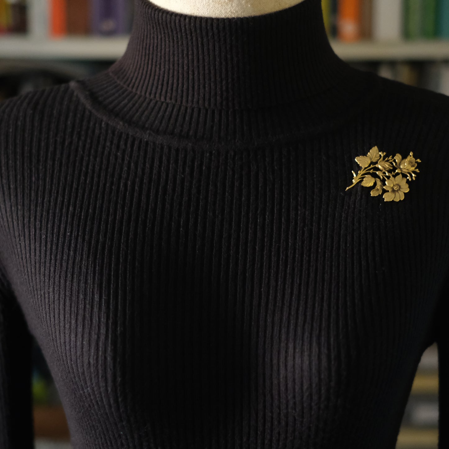 Vintage Gold-Tone Floral Brooch – Textured Flower & Leaf Design