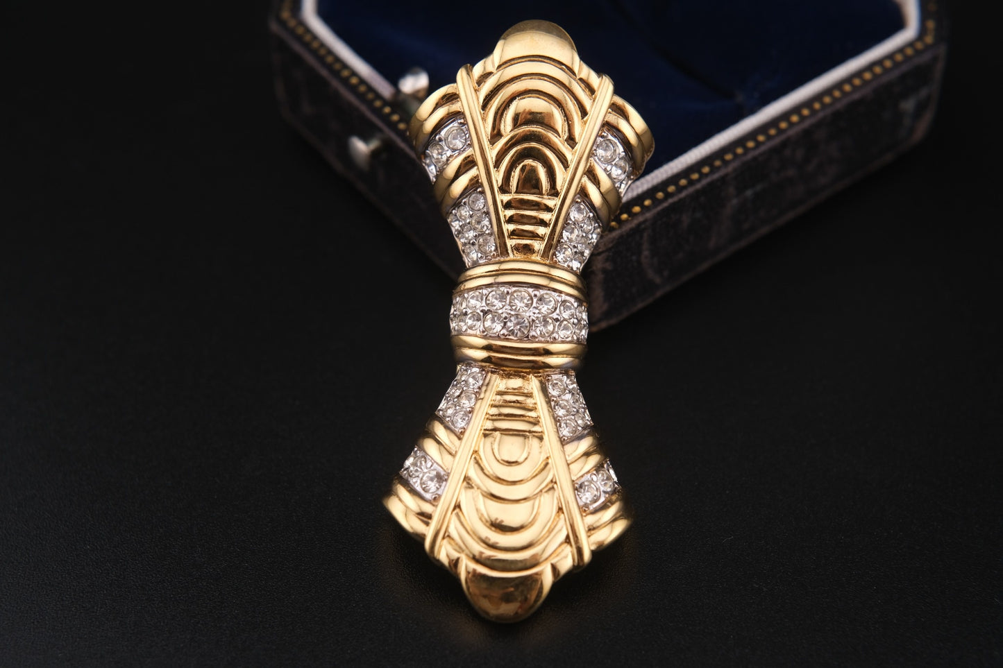 Add a touch of opulence to your ensemble with this sculptural vintage brooch by Nina Ricci.