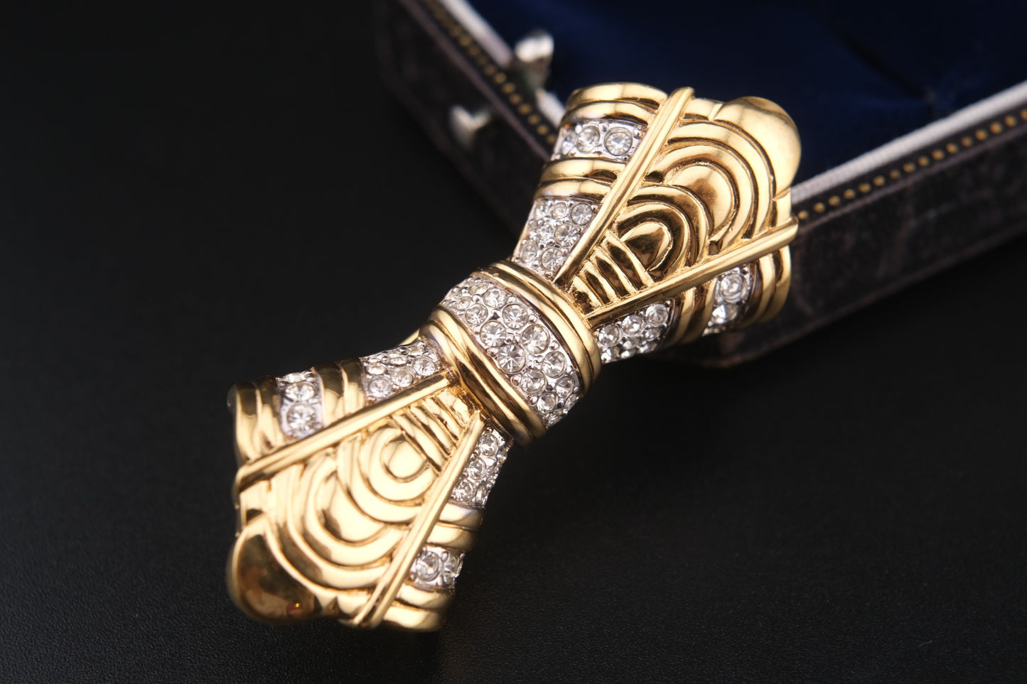 Add a touch of opulence to your ensemble with this sculptural vintage brooch by Nina Ricci.