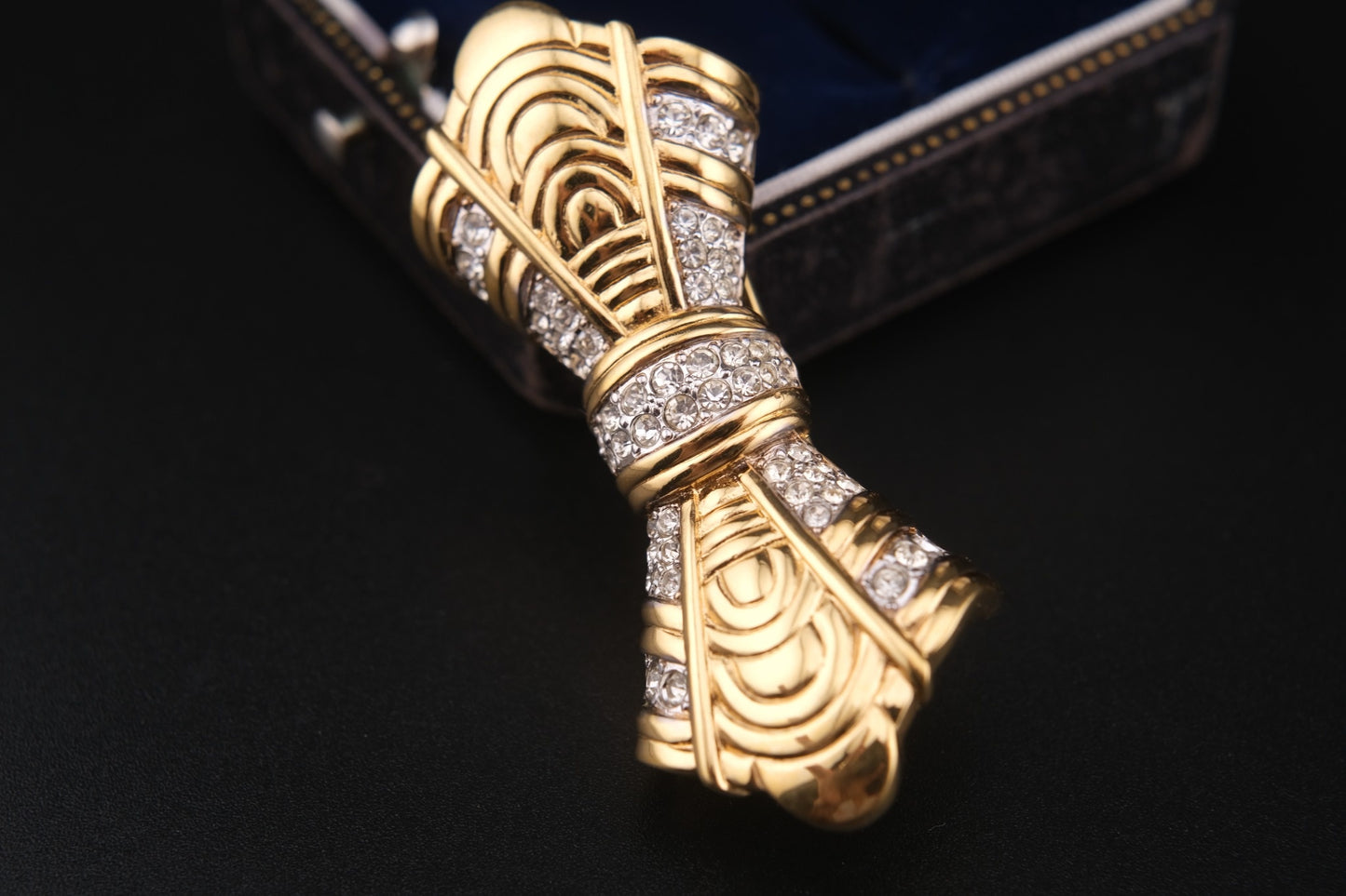 Add a touch of opulence to your ensemble with this sculptural vintage brooch by Nina Ricci.