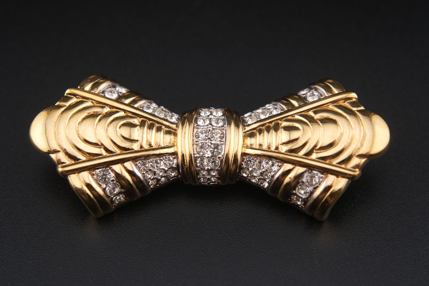 Add a touch of opulence to your ensemble with this sculptural vintage brooch by Nina Ricci.