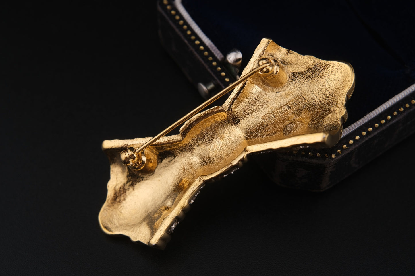 Add a touch of opulence to your ensemble with this sculptural vintage brooch by Nina Ricci.