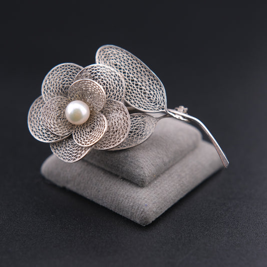 ❤️ Elegant Vintage Sterling Silver Filigree Flower Brooch with Pearl Center, Floral Leaf Design Pin