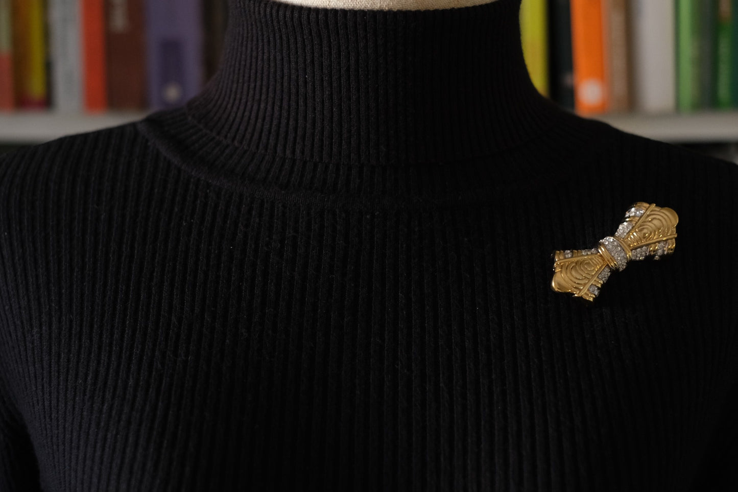 Add a touch of opulence to your ensemble with this sculptural vintage brooch by Nina Ricci.