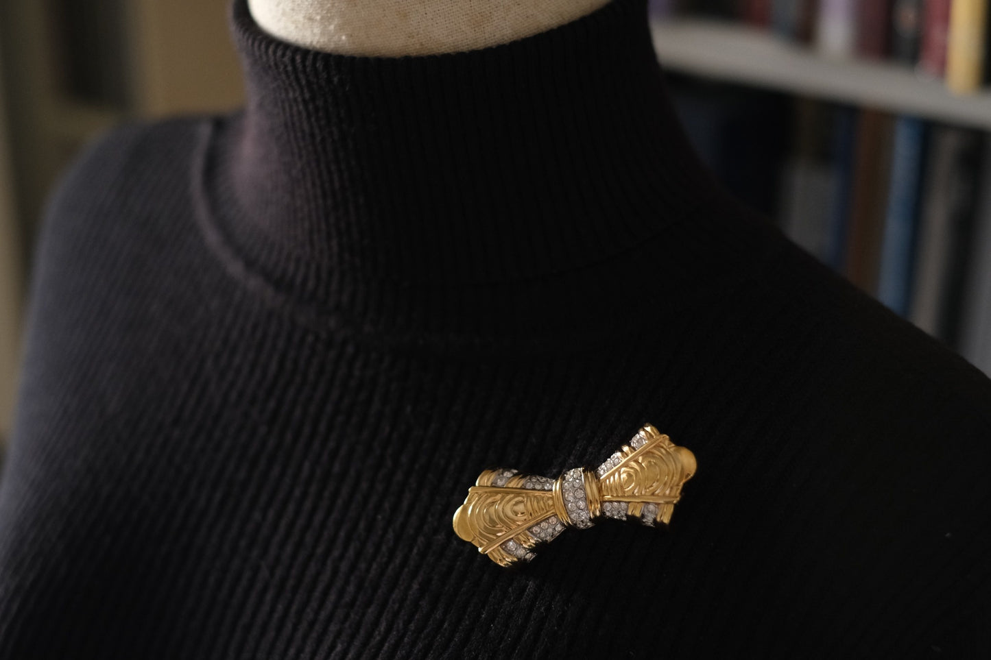 Add a touch of opulence to your ensemble with this sculptural vintage brooch by Nina Ricci.