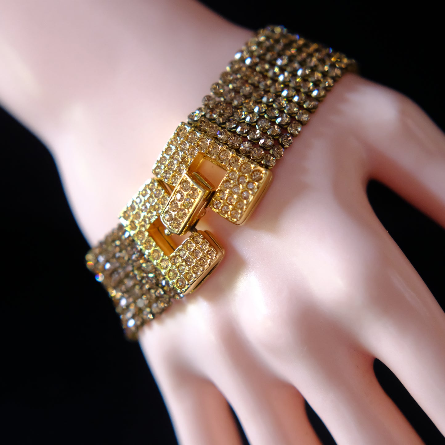 Vintage Swarovski Wide Mesh Bracelet with Champagne Crystals – Gold-Tone Pave Geometric Clasp