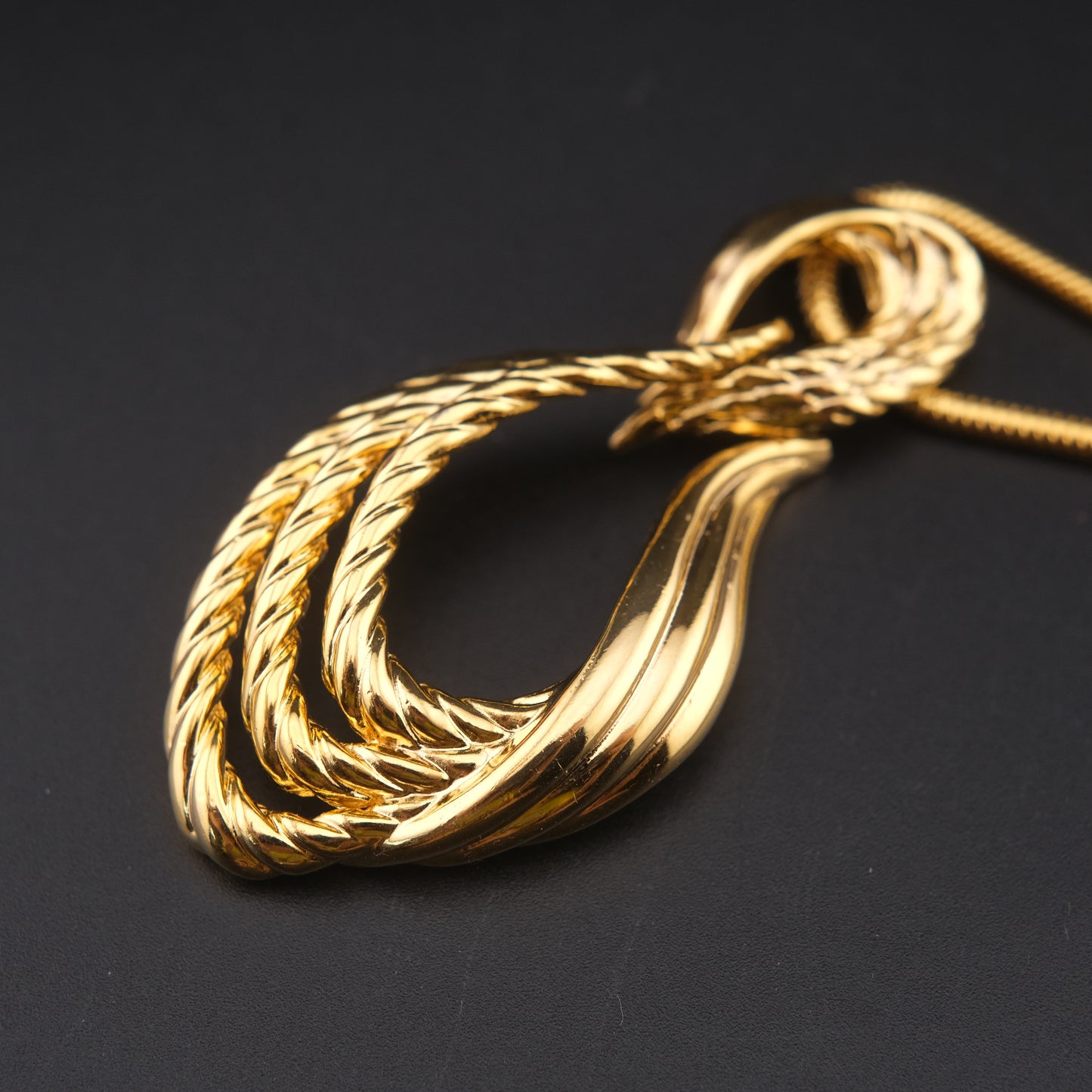 Vintage Gianni Valentino Gold-Tone Pendant Necklace – Sculptural Knot Design