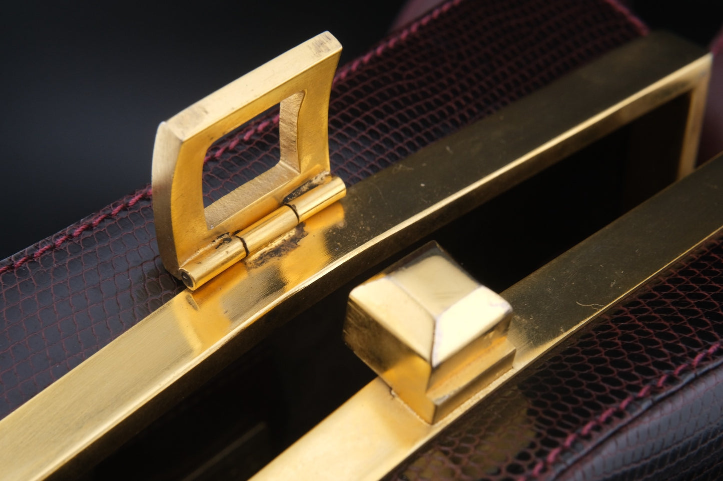 👜 Vintage Gucci Lizard Crossbody Bag with Sculptural Strap Accents