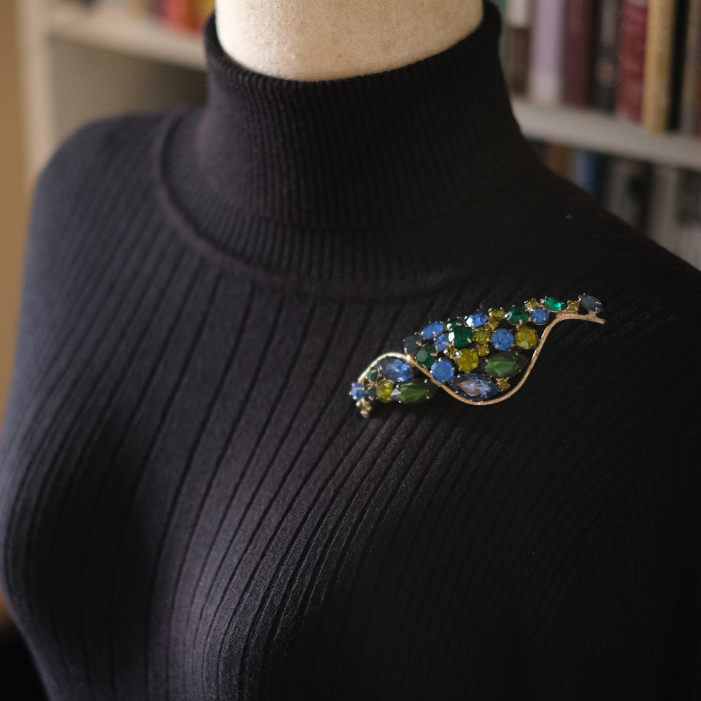 Dramatic 1950s Royal Blue, Olivine & Emerald Green Rhinestone Statement Brooch – 4" Long, Unsigned Mid-Century Beauty