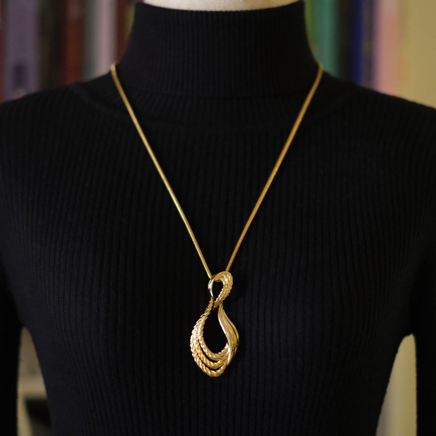 Vintage Gianni Valentino Gold-Tone Pendant Necklace – Sculptural Knot Design