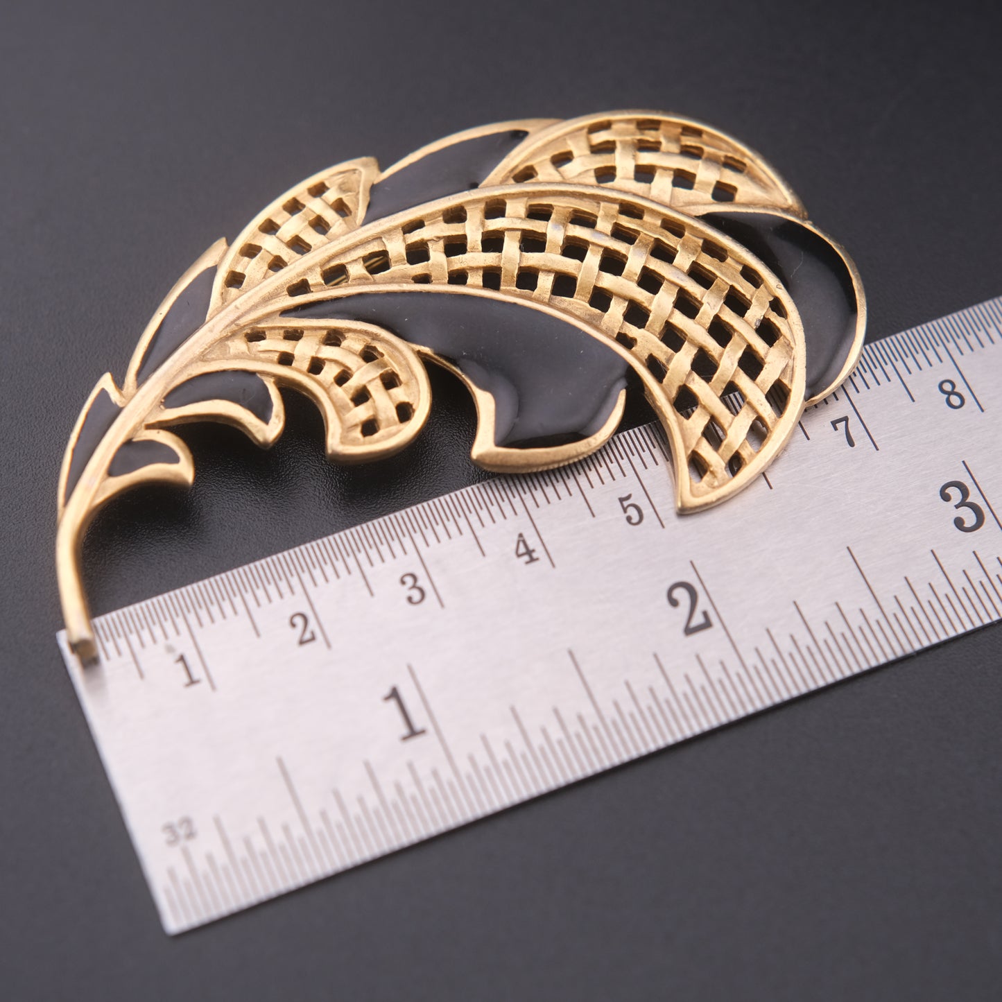 ❤️ Vintage Gold Tone & Black Enamel Openwork Feather Brooch Pin