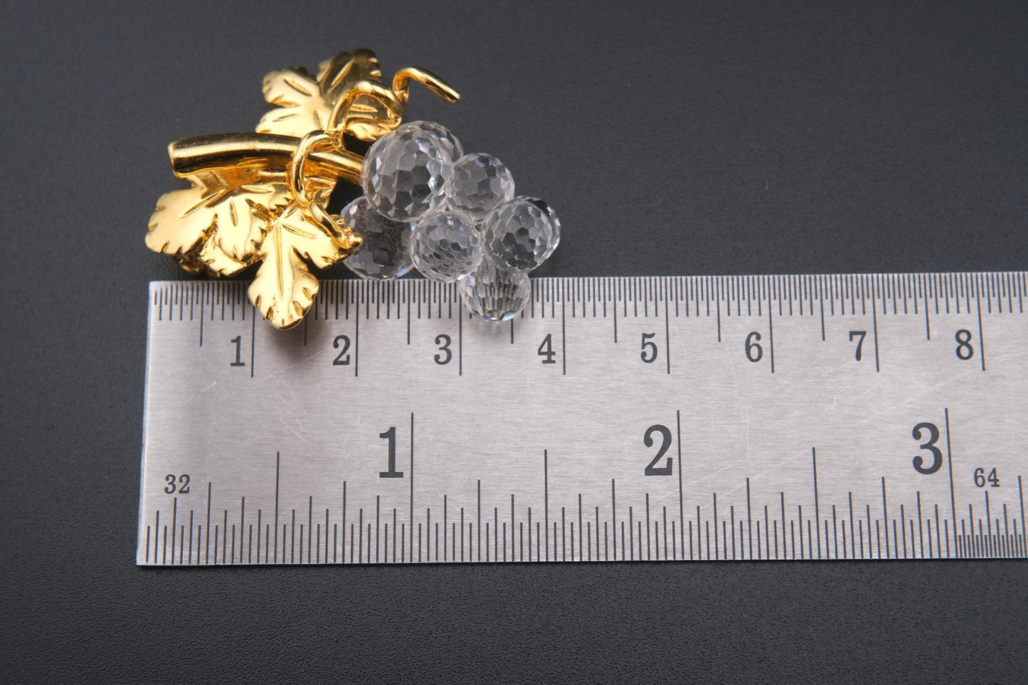 π Vintage Swarovski Grape Cluster Brooch β Clear Faceted Crystals & Gold-Tone Leaves