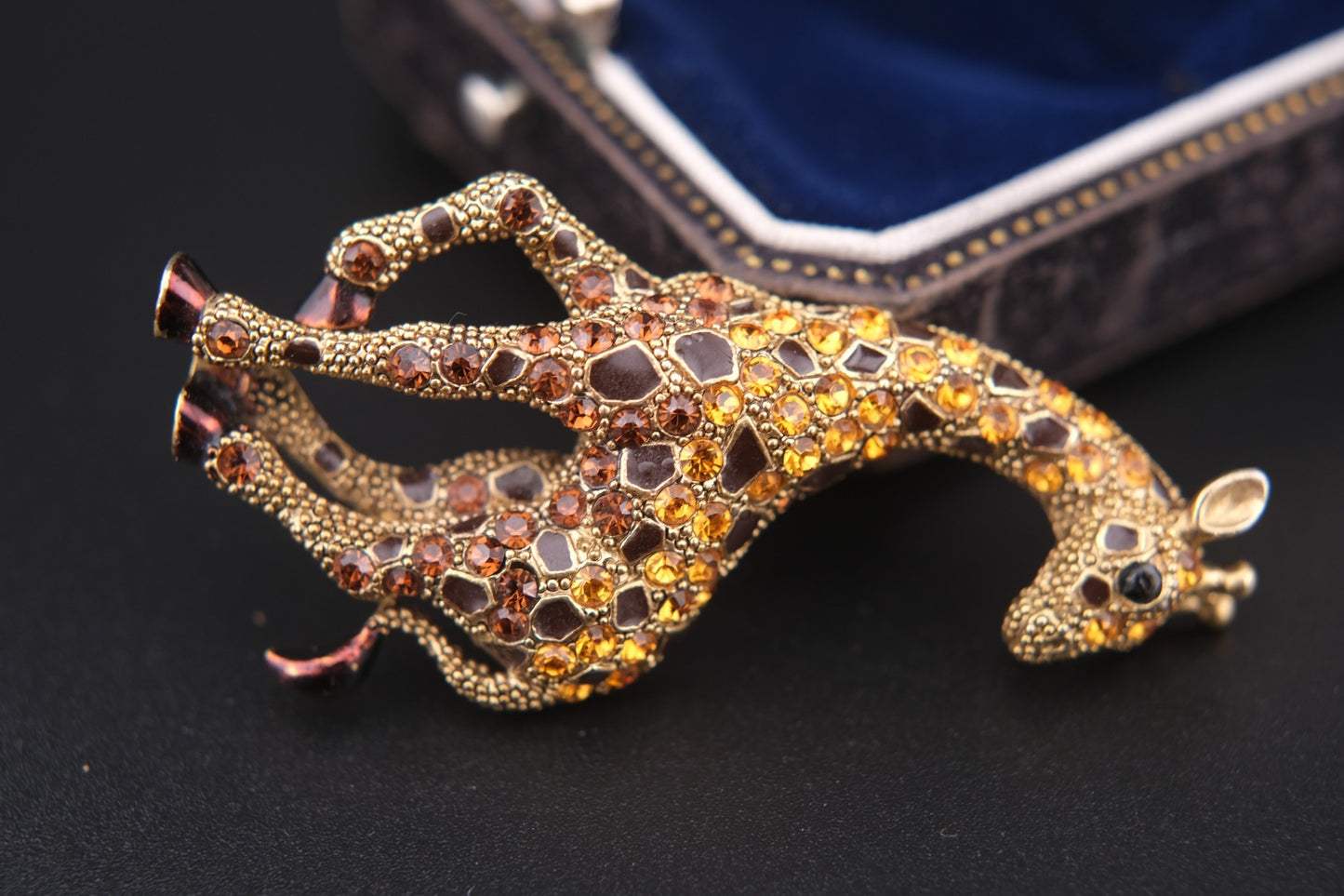 🦒 Vintage Sanus Giraffe Brooch – Enamel & Rhinestone – Gold Tone Animal Pin – Hallmarked 685